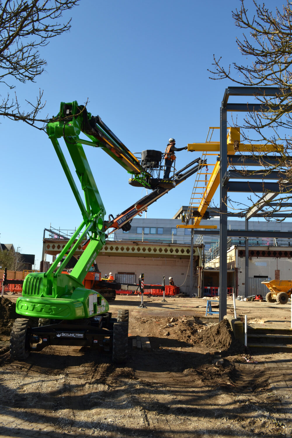 Installation of crane at the new MMC at Bedford College